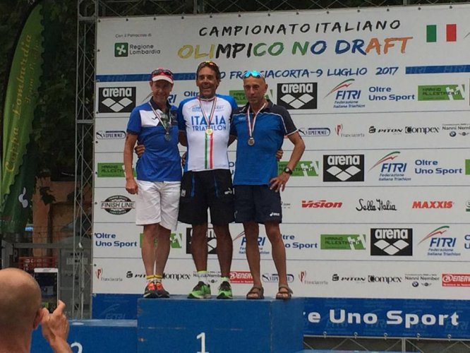 Gli effetre sfidano il caldo a suon di bracciate, pedalate e sgambate