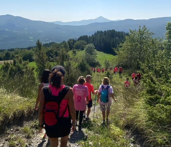 Frassinoro si tinge di rosa: una camminata solidale nei boschi per sostenere la ricerca