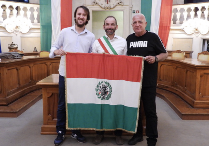 Santos 1948. Matteo Iori consegna il Primo Tricolore agli albanesi di Scutari... in memoria di Davide. Domani via al Torneo Rabotti