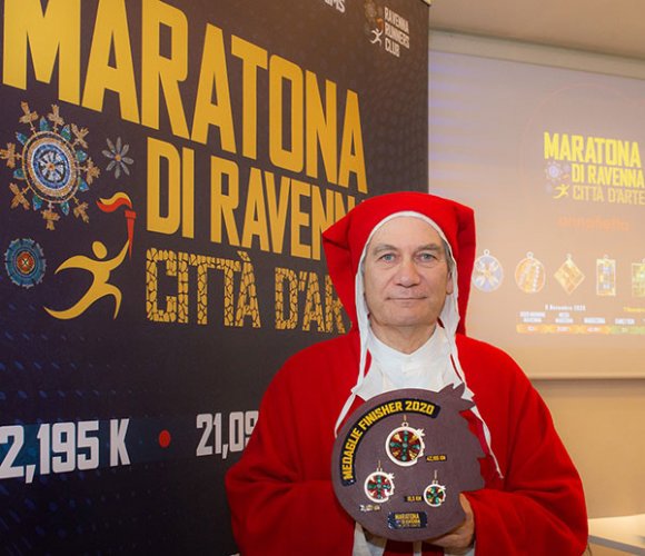 Omaggio a Dante Alighieri con la nuova medaglia della maratona di Ravenna