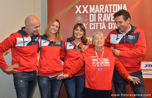 Premiata la «nonnina della maratona» che con i suoi cinque ai runner è diventata famosa in tutto il mondo