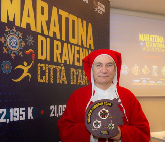 Omaggio a Dante Alighieri con la nuova medaglia della maratona di Ravenna