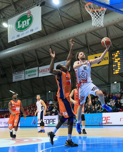 Aurora Basket Jesi  vs Luciana Mosconi Basket Ancona  58 - 68 .