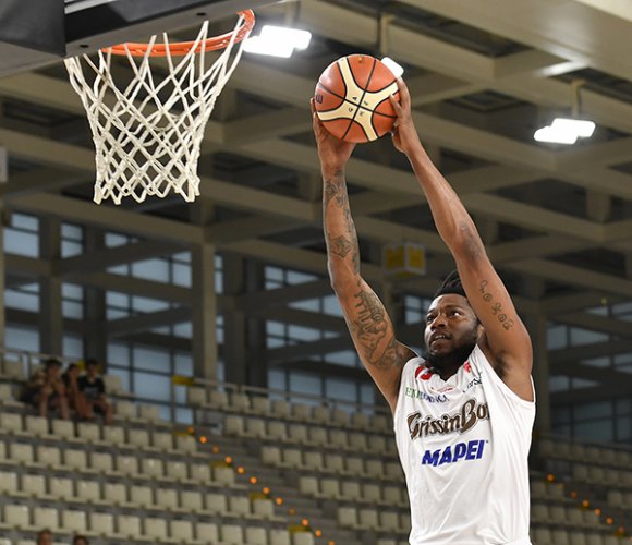 La Grissin Bon sconfigge Pesaro e conclude al terzo posto il Memorial Brusinelli