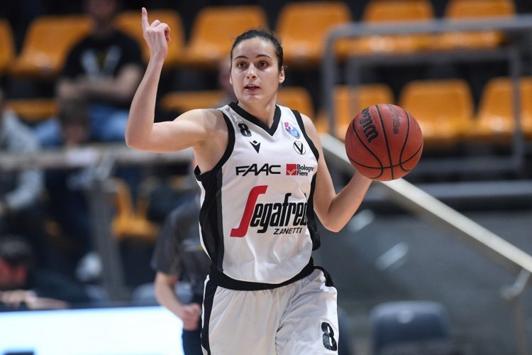 La guardia della Virtus Bologna Angela Salvadores: "Tanta gratitudine verso chi lavora ogni giorno per sconfiggere la pandemia"