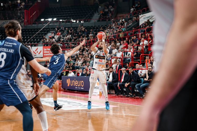 Unieuro Forl� - Flats Service Fortitudo Bologna 65-96 (15--21; 20-30; 9-22; 21-23)