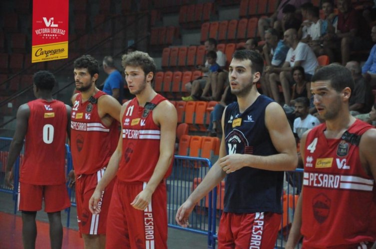 Debutto con vittoria per la Carpegna Prosciutto Basket Pesaro.