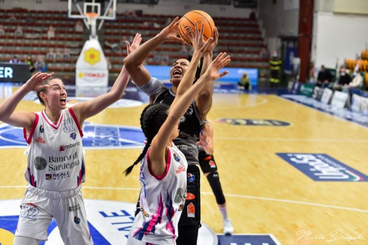 Serie A, 9a giornata: Faenza Basket Project E-Work lotta fino all�ultimo ma passa la Dinamo dopo un overtime