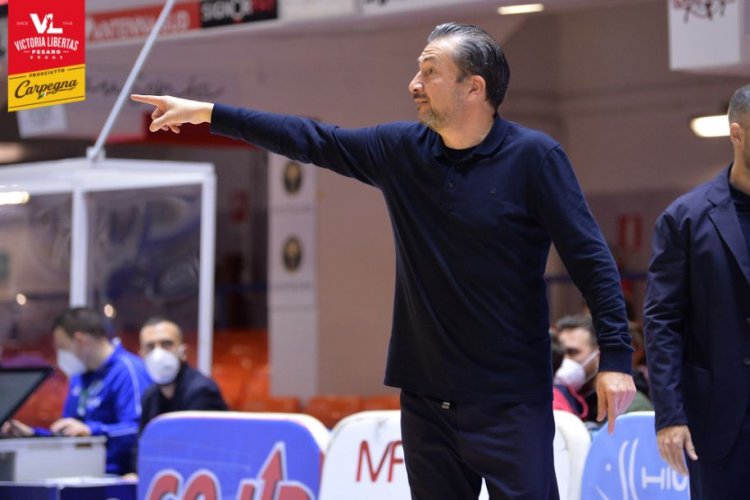 Coach Luca Banchi presenta Carpegna Prosciutto Basket Pesaro - A|X Armani Exchange Milano