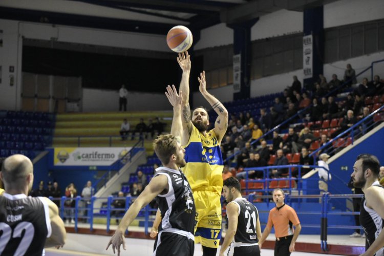 XL Extralight® Montegranaro-Juve Caserta 82-74