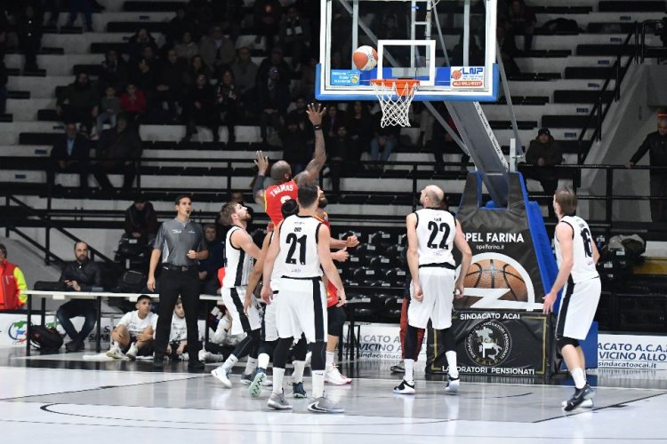 Basket Ravenna - L'OraS conquista anche Caserta e vince 67-85