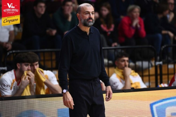 Coach Maurizio Buscaglia presenta Estra Pistoia - Carpegna Prosciutto Basket Pesaro