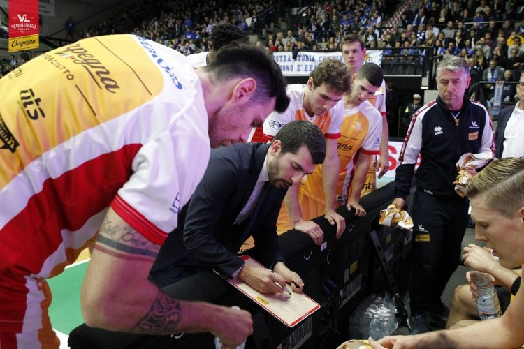 Coach Federico Perego presenta Carpegna Prosciutto Pesaro vs Dolomiti Energia Trento .