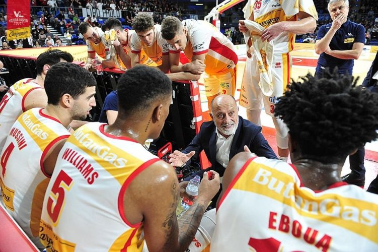 Coach Giancarlo Sacco presenta Fortitudo Pompea  vs Carpegna Prosciutto Pesaro Basket