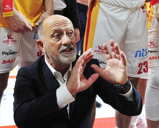 Coach Giancarlo Sacco presenta Carpegna Prosciutto Basket Pesaro vs Acqua S. Bernardo Cantù