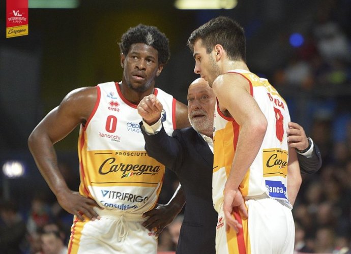 Coach Giancarlo Sacco presenta Pall. Varese vs Carpegna Prosciutto Basket Pesaro