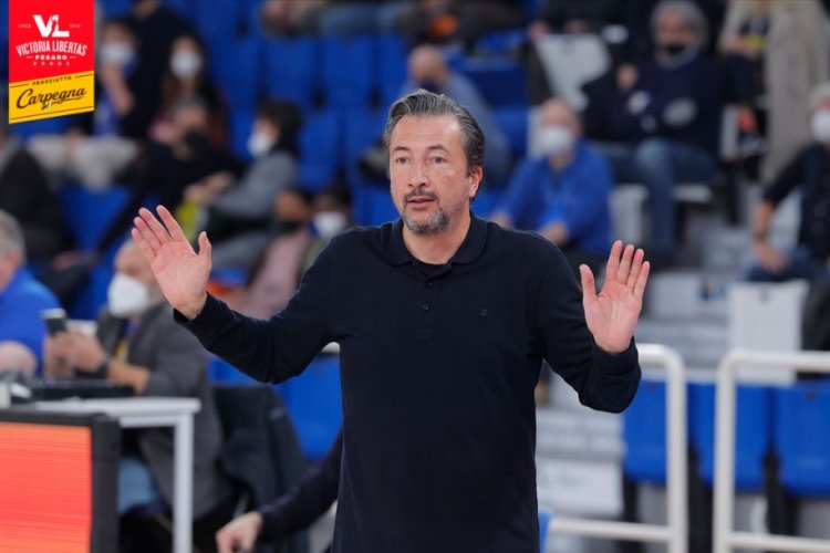 Coach Luca Banchi presenta Carpegna Prosciutto Basket Pesaro - Nutribullet Treviso