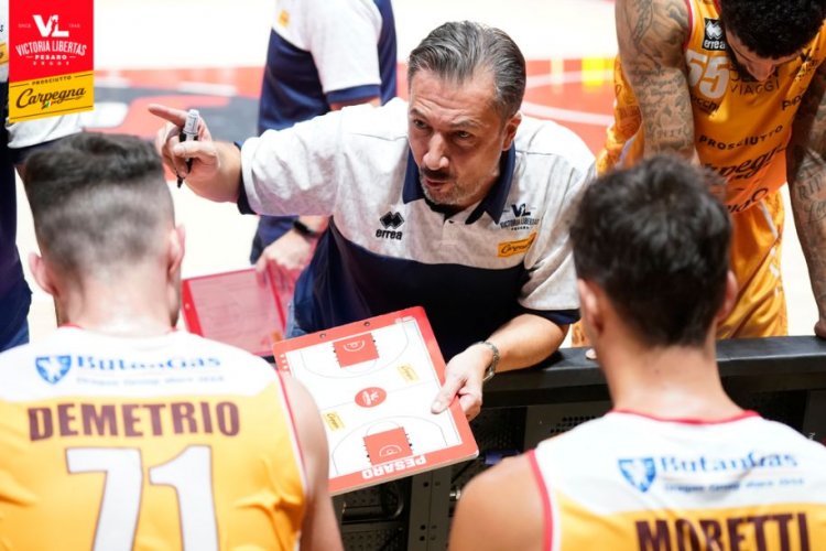 Coach Luca Banchi presenta Carpegna Prosciutto Basket Pesaro - UNAHOTELS Reggio Emilia