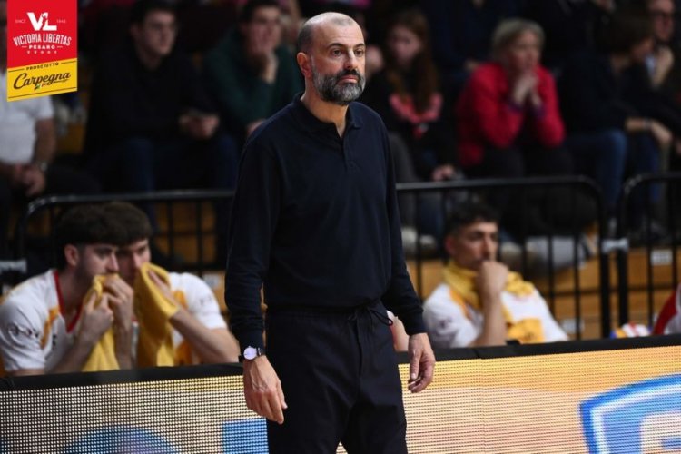 Coach Maurizio Buscaglia presenta Carpegna Prosciutto Basket Pesaro - Nutribullet Treviso