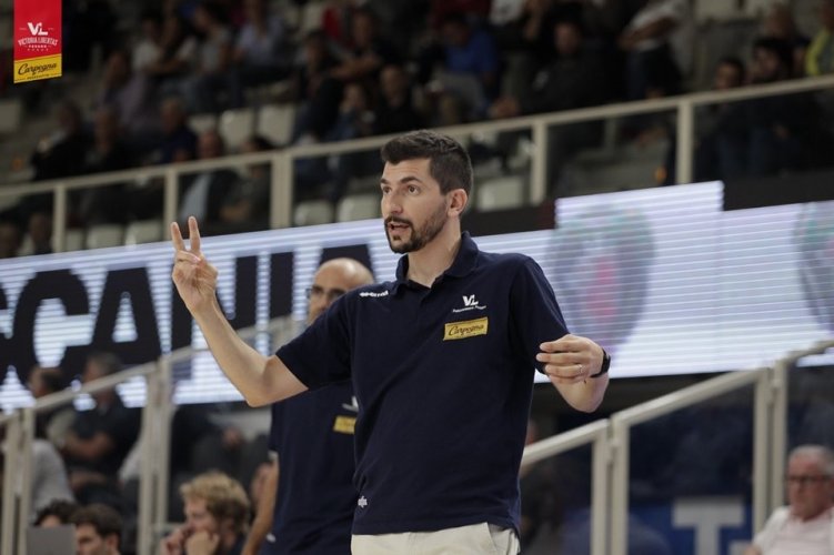 Coach Federico Perego presenta Carpegna Prosciutto Basket Pesaro vs Fortitudo Pompea Bologna.