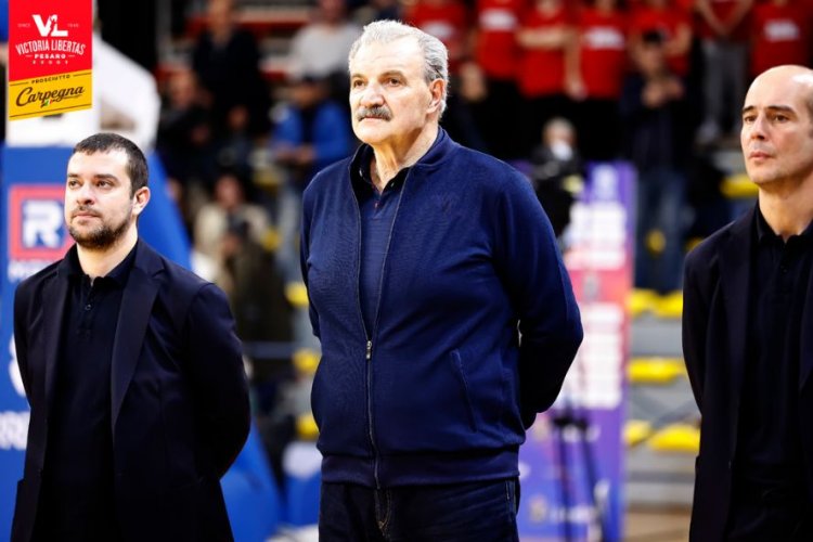 Coach Meo Sacchetti presenta Banco di Sardegna Sassari - Carpegna Prosciutto Basket Pesaro