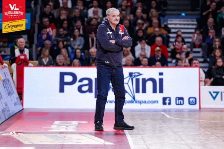 Coach Meo Sacchetti presenta Openjobmetis Varese - Carpegna Prosciutto Basket Pesaro
