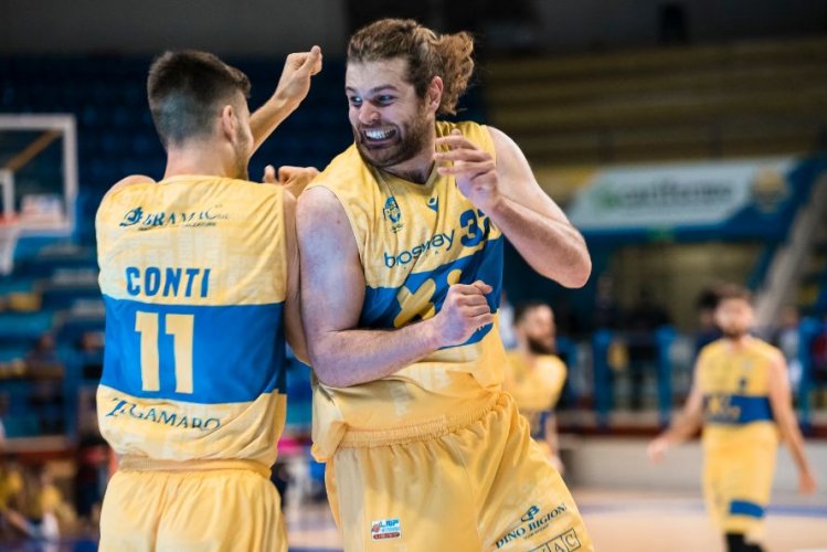 XL Extralight® Montegranaro-Allianz Pazienza San Severo 98-74 UM