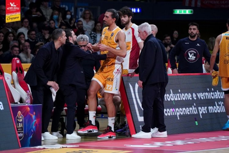 Carpegna Prosciutto Basket Pesaro  - Rottura del tendine d'Achille per Valerio Mazzola