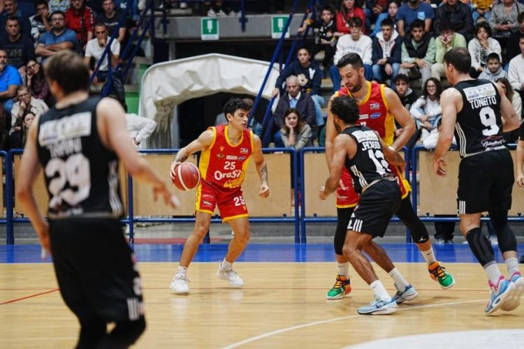 Tecnoswitch Ruvo di Puglia - OraS� Ravenna 88-74 (17-23, 25-22, 26-14, 20-15)