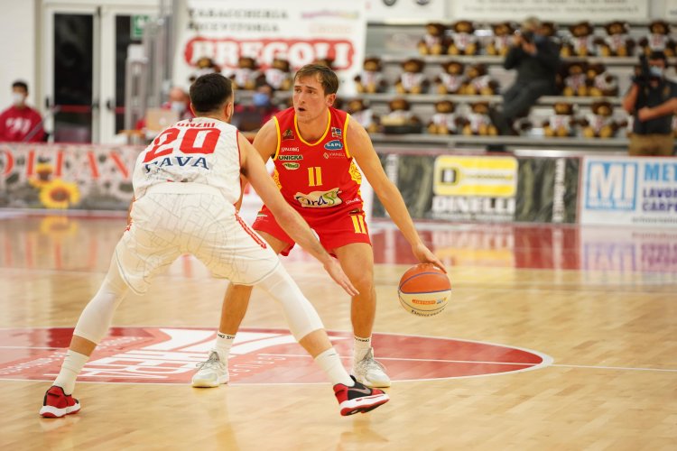 Basket Ravenna - L' OraSì rimontata e beffata a Cento (60-58)
