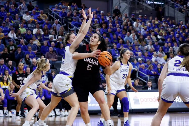 La Halley Thunder Matelica   inserisce sotto canestro Elena Pilakouta