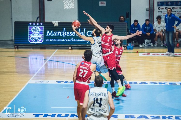 Terza consecutiva : Janus Basket  Fabriano batte  Andrea Costa Imola