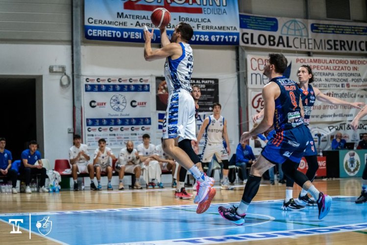 Janus Basket Ristopro Fabriano - Tecnoswitch Ruvo di Puglia 77-79 (24-15, 23-19, 16-27, 14-18)