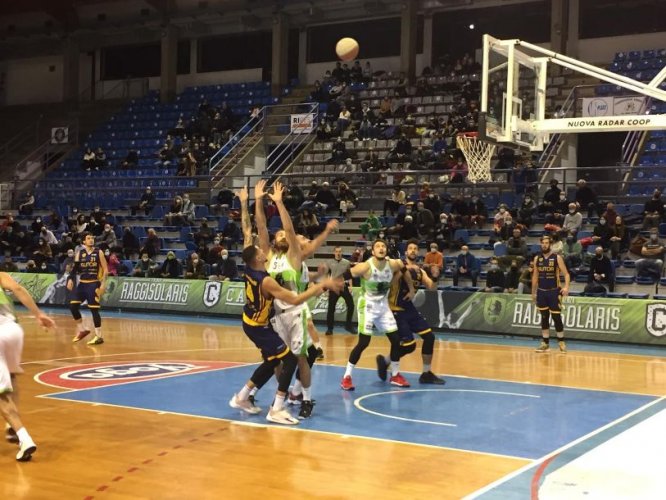 Sutor Basket Montegranaro: Brutta sconfitta per i giallobl a Faenza, la Raggisolaris vince per 80-59.