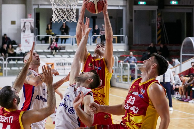 Civitus Allianz Vicenza – OraS� Ravenna 76-62 (19-8, 12-16, 17-21, 28-17)