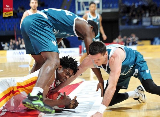 Carpegna Prosciutto Basket Pesaro vs Cinelandia Acqua S. Bernardo Cantù 72 - 87