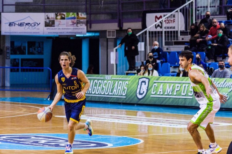 La Sutor Basket Montegranaro in casa contro Faenza.