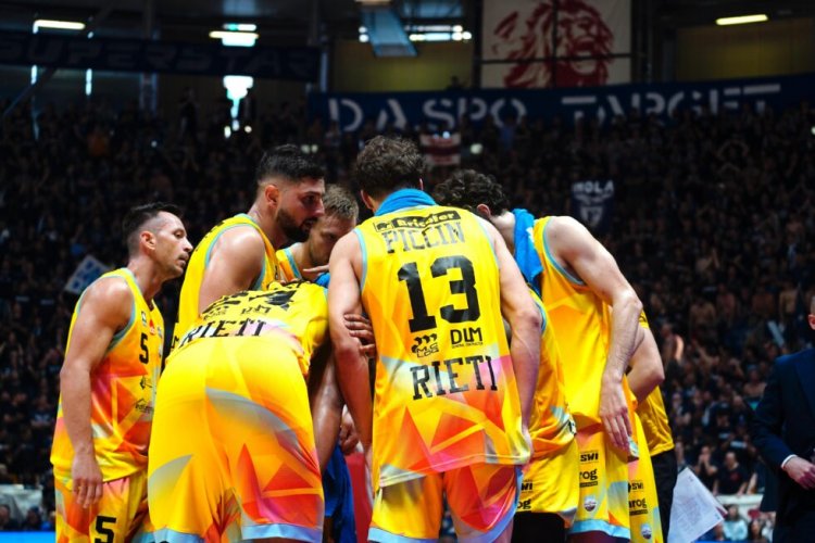 Flats Service Fortitudo Bologna - Real Sebastiani Rieti 67-58 (parziali: 14-13; 24-29; 14-13; 15-3).