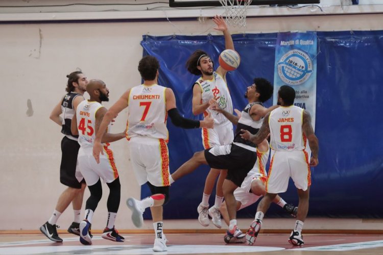 Basket Ravenna : L'Eurobasket Roma sorprende l'OraS. Al PalaCosta finisce  69 -75