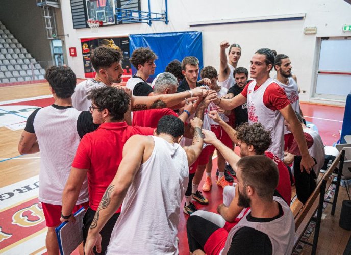 Il Basket Ravenna cresce col passare dei minuti e vince l'amichevole con Loreto Pesaro