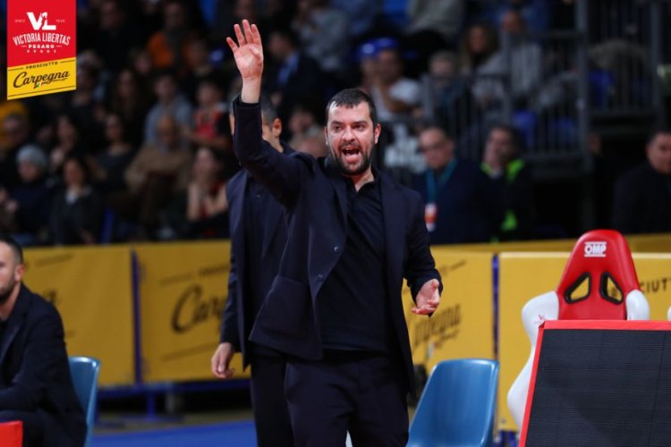 L'assistant coach Luca Pentucci presenta Tezenis Verona - Carpegna Prosciutto Basket Pesaro