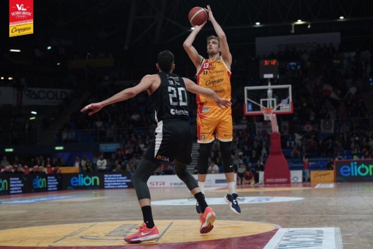 Carpegna Prosciutto Basket Pesaro - APU Old Wild West Udine  82-84 (25-16; 48-38; 65-65)