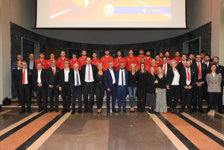 Pallacanestro Forlì 2.015 : Soci, partner, squadra e staff. Tutti insieme per l'inizio della stagione.