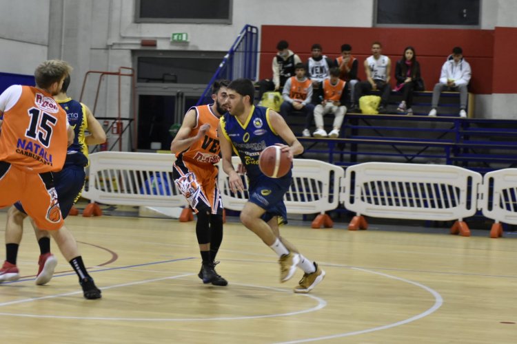 Veni Basket  Pallacanestro Budrio 72-64 (19-18, 34-36, 53-54, 72-64)