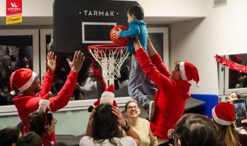 Gli auguri di Natale pi belli: i bambini accanto ai giganti della Carpegna Prosciutto Basket Pesaro