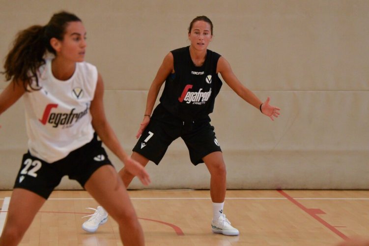 Virtus Segafredo femminile: domani primo test stagionale per la squadra di Coach Serventi