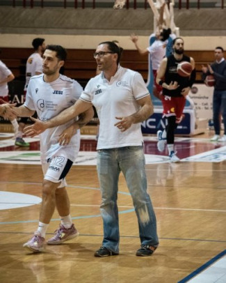 Basket Jesi Academy  e  coach Francesco Francioni  si salutano