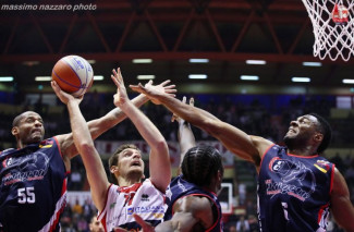 L'Unieuro festeggia il rientro di Oxilia e la quarta vittoria di fila: Piacenza battuta 81-67 .