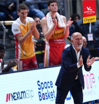 Coach Giancarlo Sacco presenta Carpegna Prosciutto Basket Pesaro  vs Banco di Sardegna Sassari