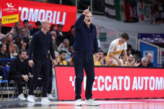 Coach Meo Sacchetti presenta Carpegna Prosciutto Basket Pesaro - Unahotels  Reggio Emilia